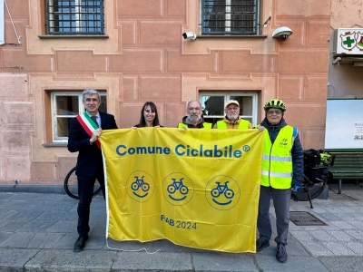 COMUNI CICLABILI - Consegnata la bandiera 2024 a Sestri Levante